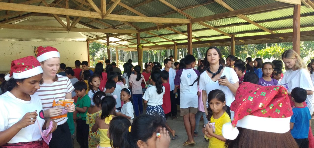 Children meeting volunteers in Philippines